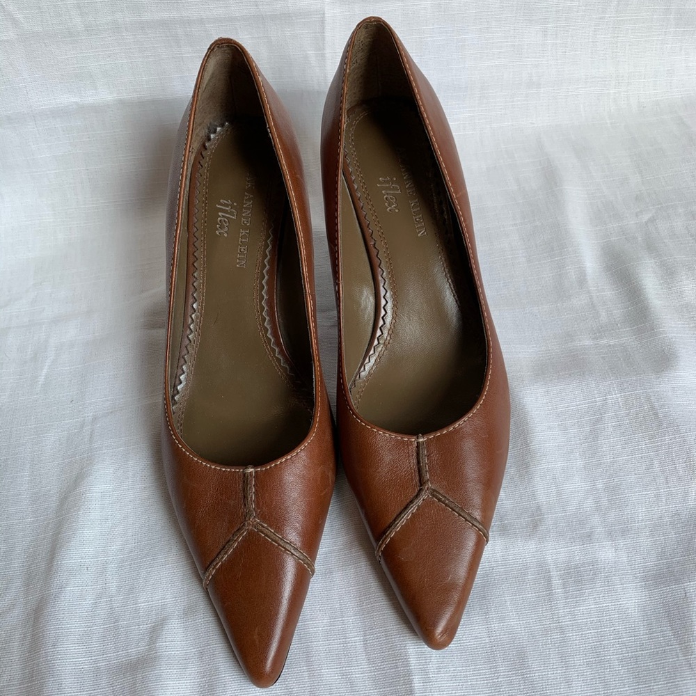 9/$35 NWOT AK ANNE KLEIN iflex Tan Pointy Shoes